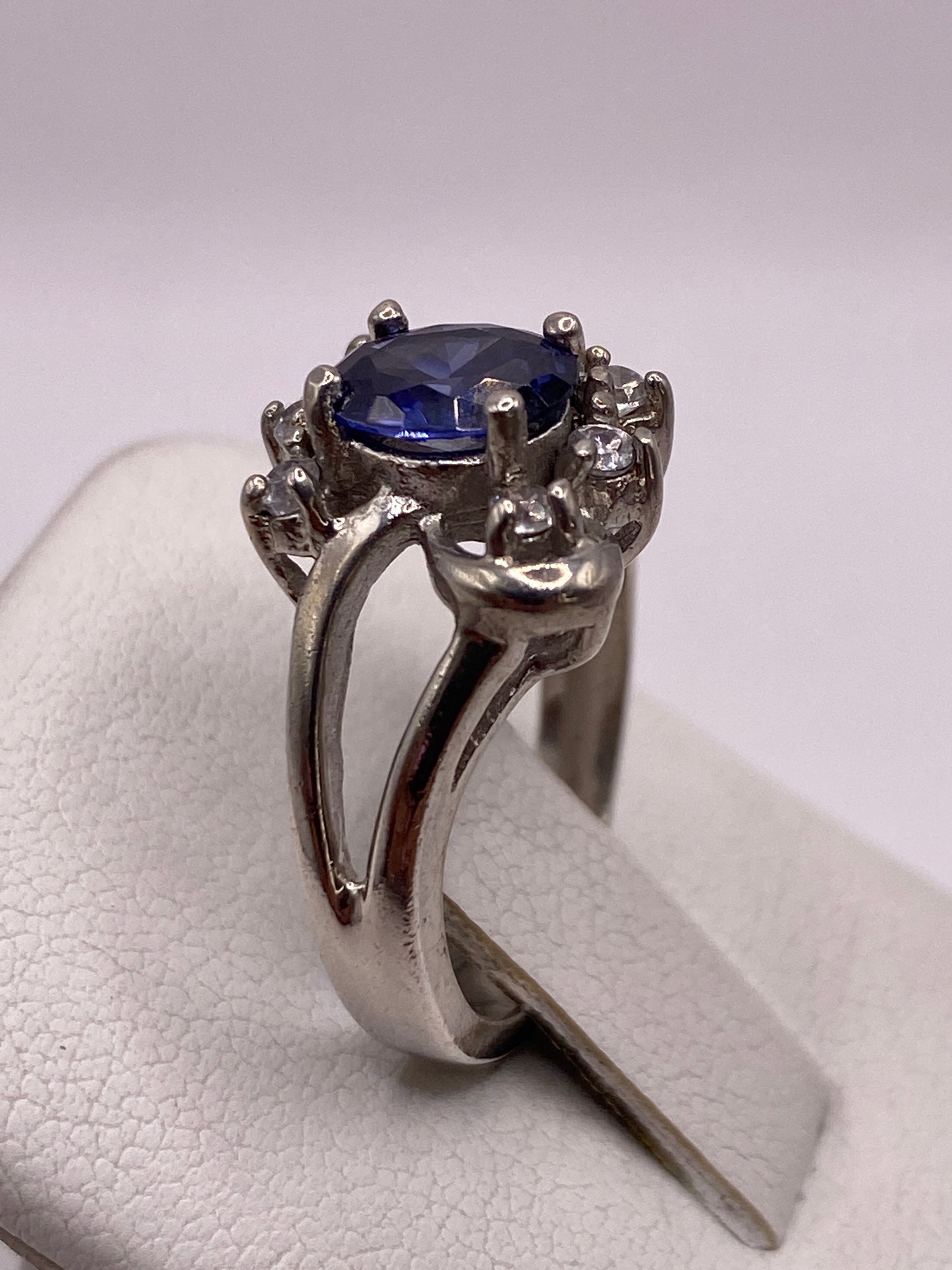 Detalle frontal de la circonia azul brillante rodeada de hojas engastadas