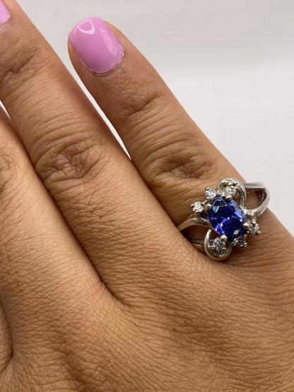 Anillo en dedo mostrando el brillo y tono azul profundo de la circonia bajo luz natural