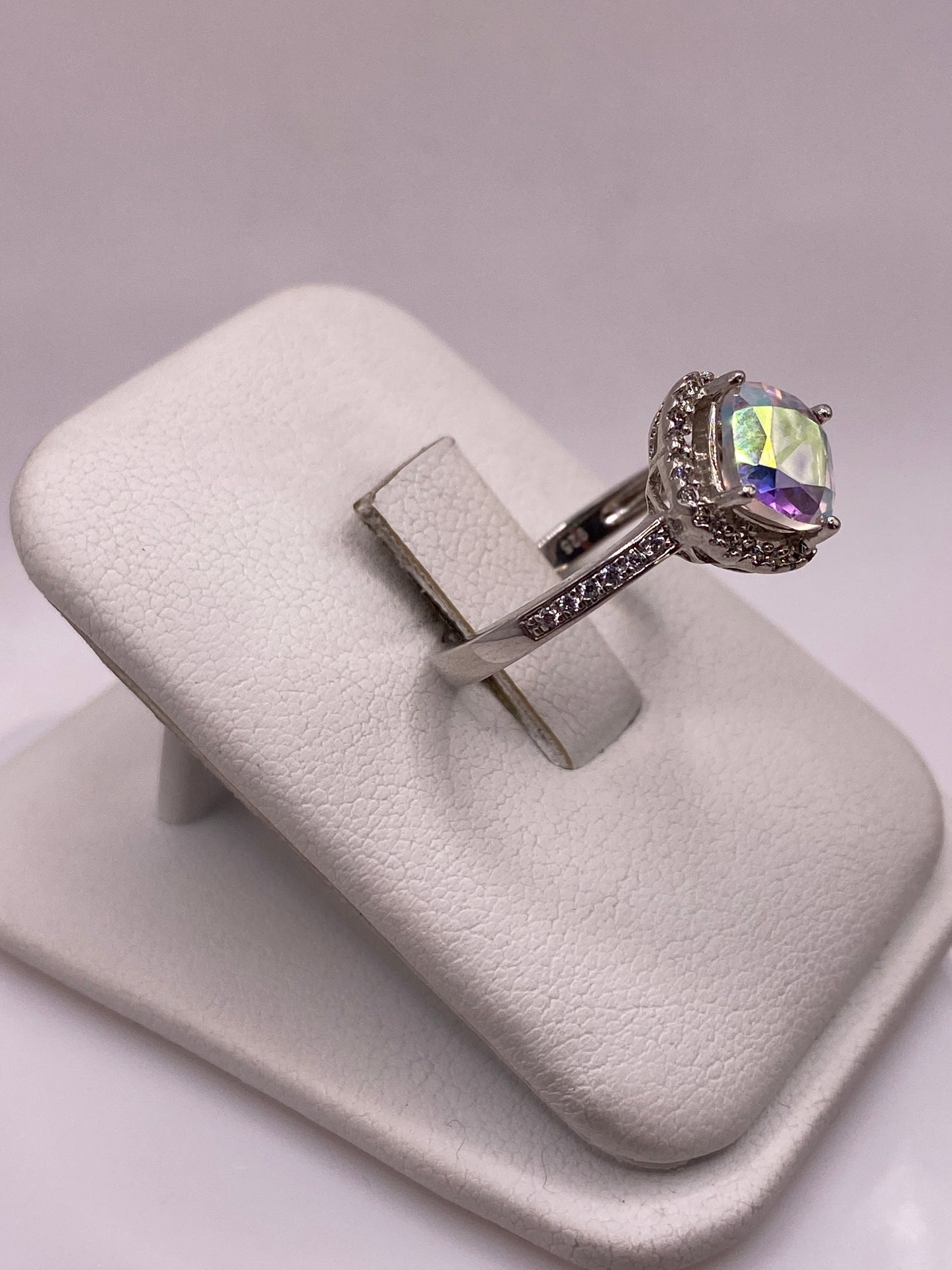 Detalle del engaste a mano de circonia Aurora en plata .925