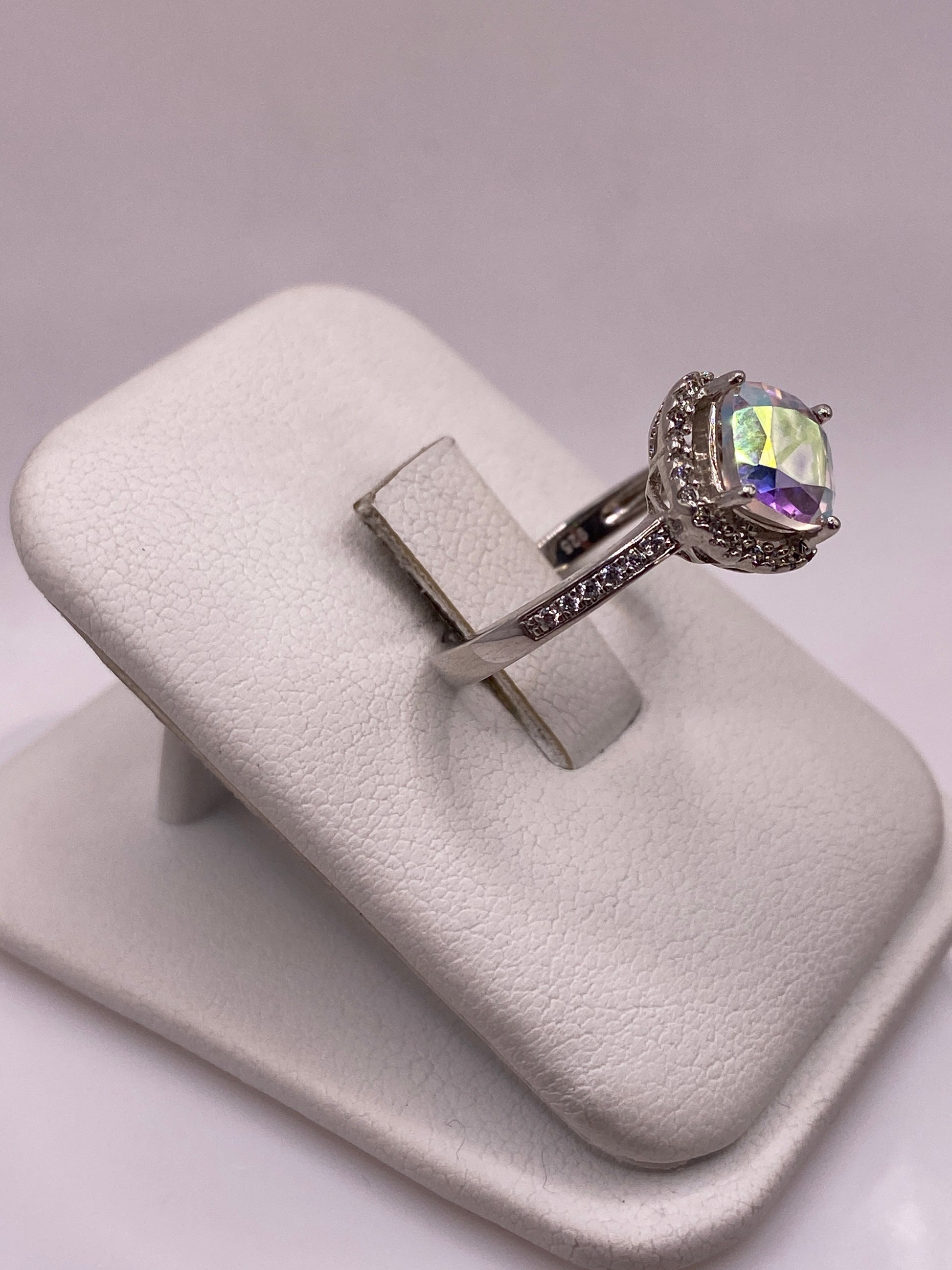 Detalle del engaste a mano de circonia Aurora en plata .925