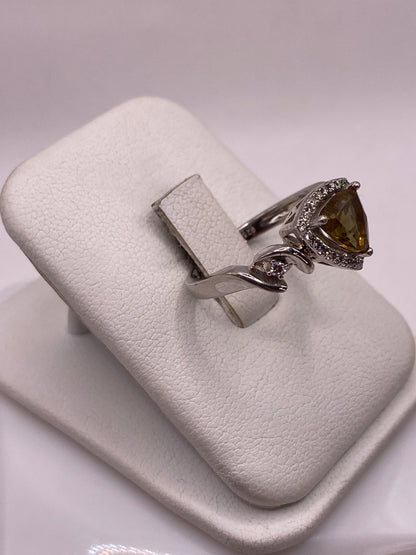 Vista lateral del anillo escultural mostrando las alas tridimensionales en plata .925