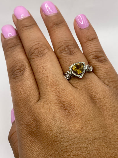 Anillo solitario sobre dedo mostrando el sello .925 en la banda y el brillo diamante de la piedra