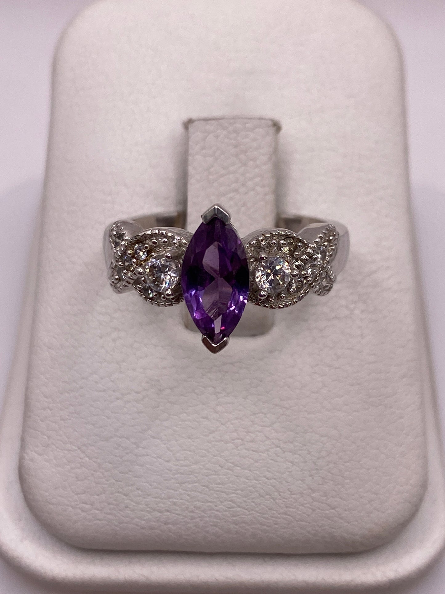 Anillo de plata .925 con circonia morada y alas decorativas en estuche blanco
