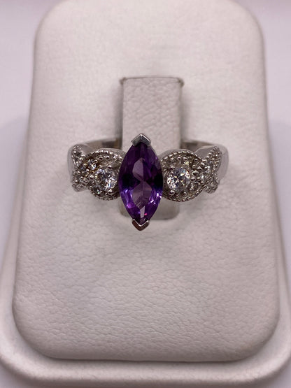 Anillo de plata .925 con circonia morada y alas decorativas en estuche blanco