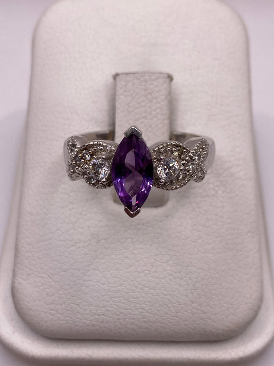 Anillo de plata .925 con circonia morada y alas decorativas en estuche blanco