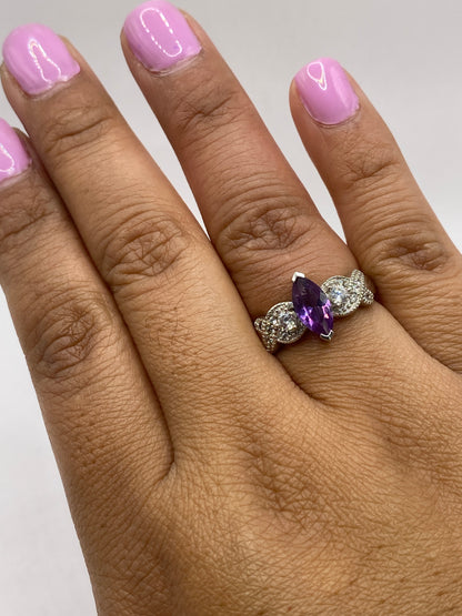 Anillo puesto en dedo mostrando brillo de circonia morada y sello .925