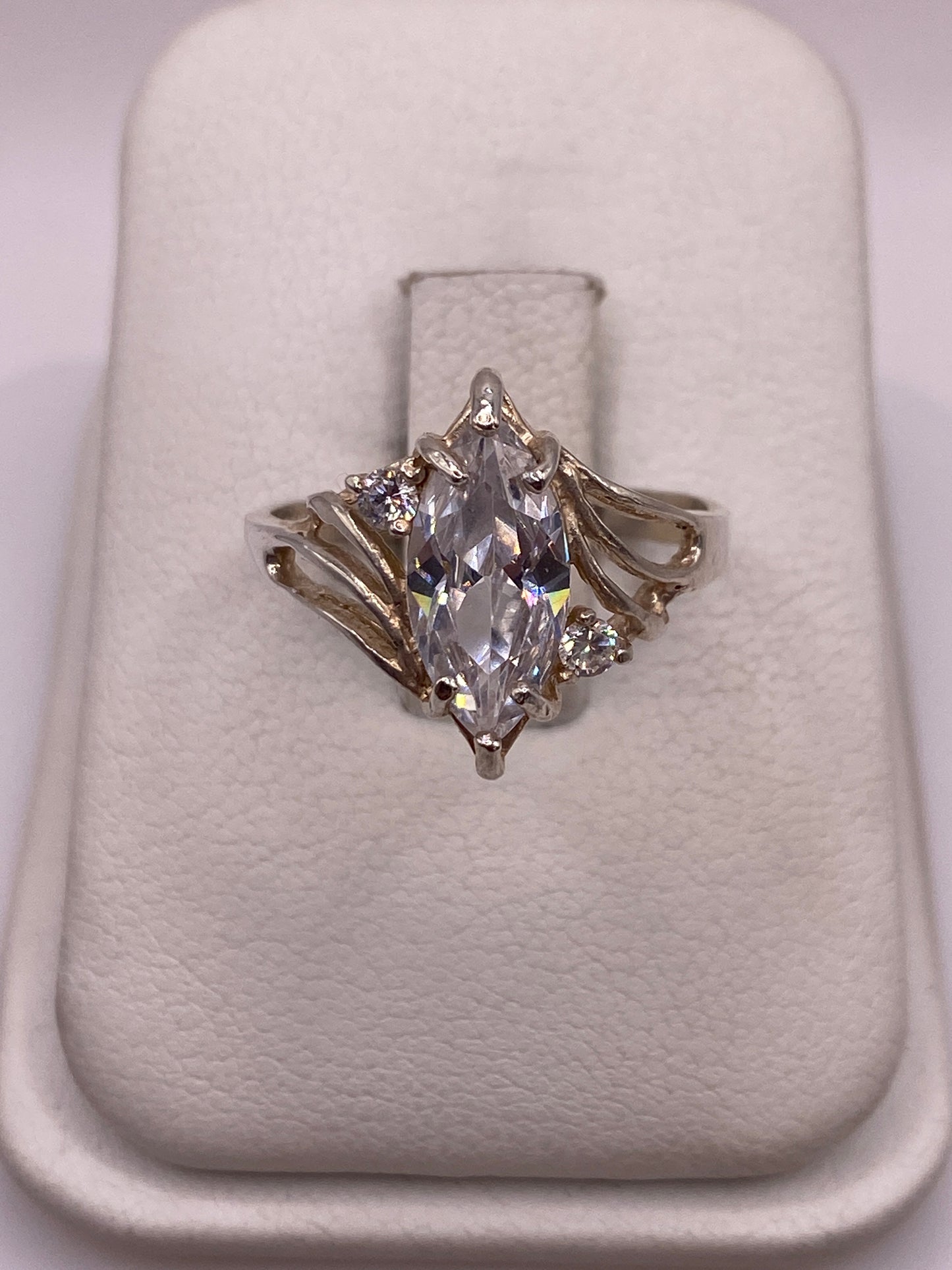Anillo de plata solitario con circonia blanca brillante en estuche blanco, vista frontal
