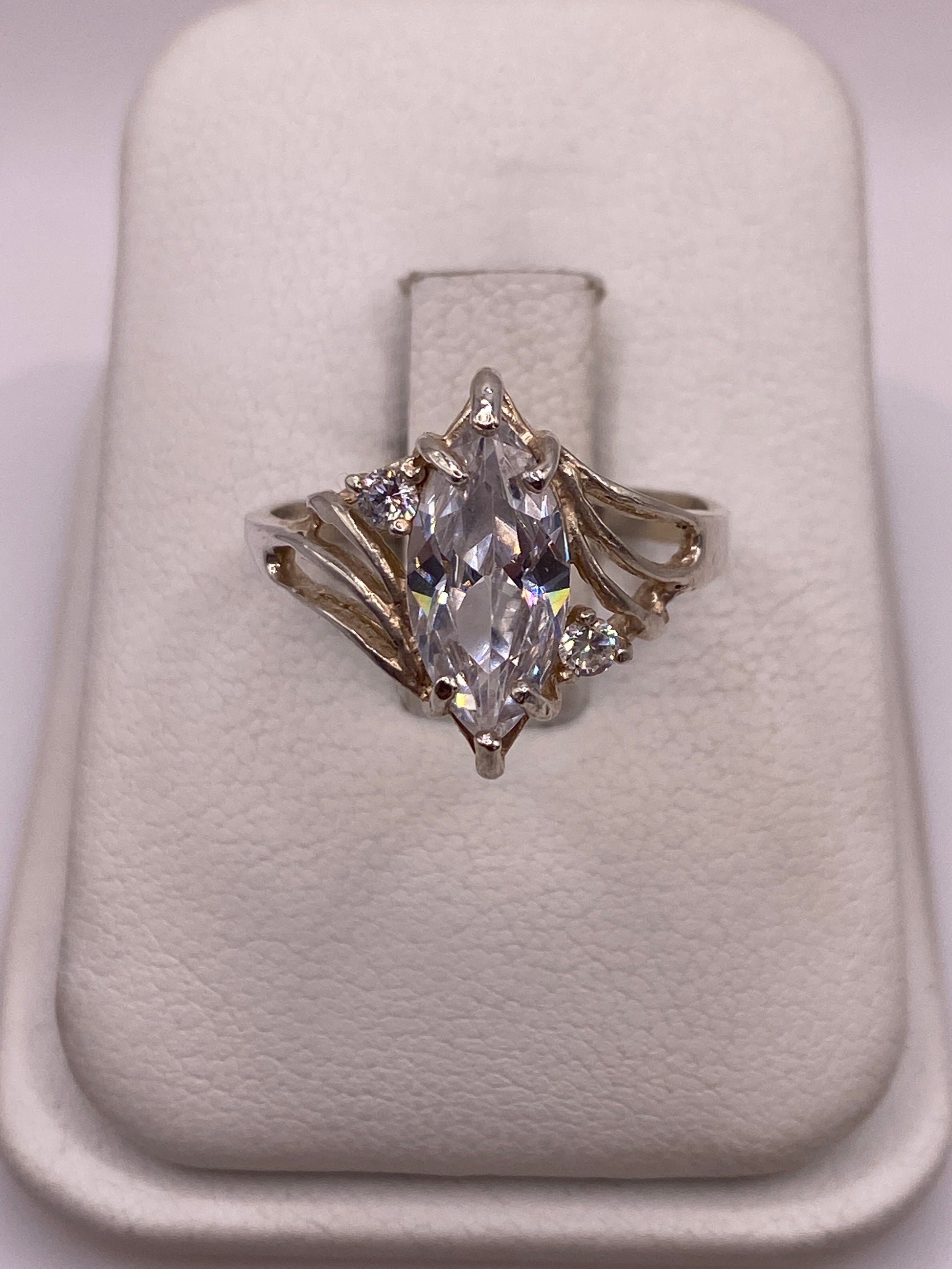 Anillo de plata solitario con circonia blanca brillante en estuche blanco, vista frontal