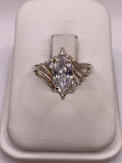 Anillo de plata solitario con circonia blanca brillante en estuche blanco, vista frontal