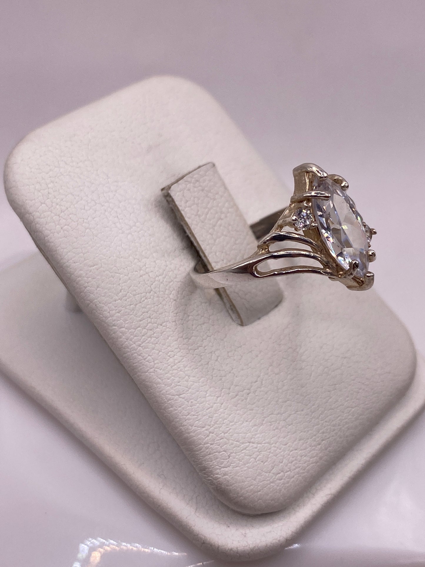 Anillo solitario de plata .925 con alas laterales pulidas, vista lateral mostrando el perfil
