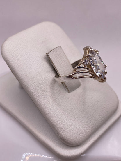 Anillo solitario de plata .925 con alas laterales pulidas, vista lateral mostrando el perfil
