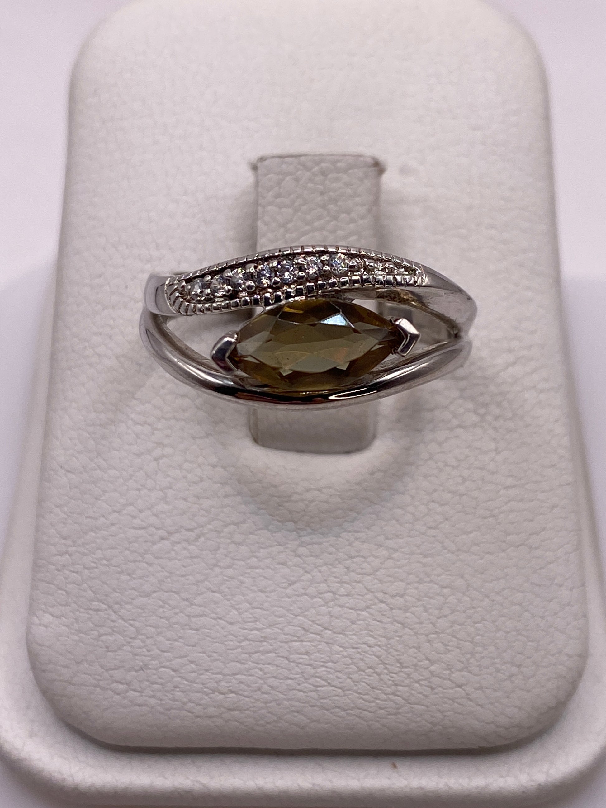 Anillo de plata solitario con circonia dorada facetada, frente directo