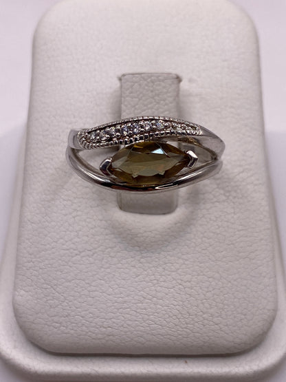 Anillo de plata solitario con circonia dorada facetada, frente directo