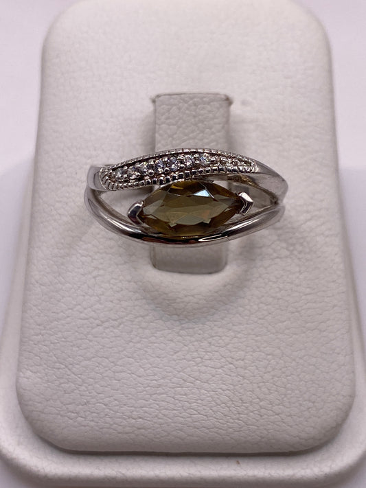 Anillo de plata solitario con circonia dorada facetada, frente directo