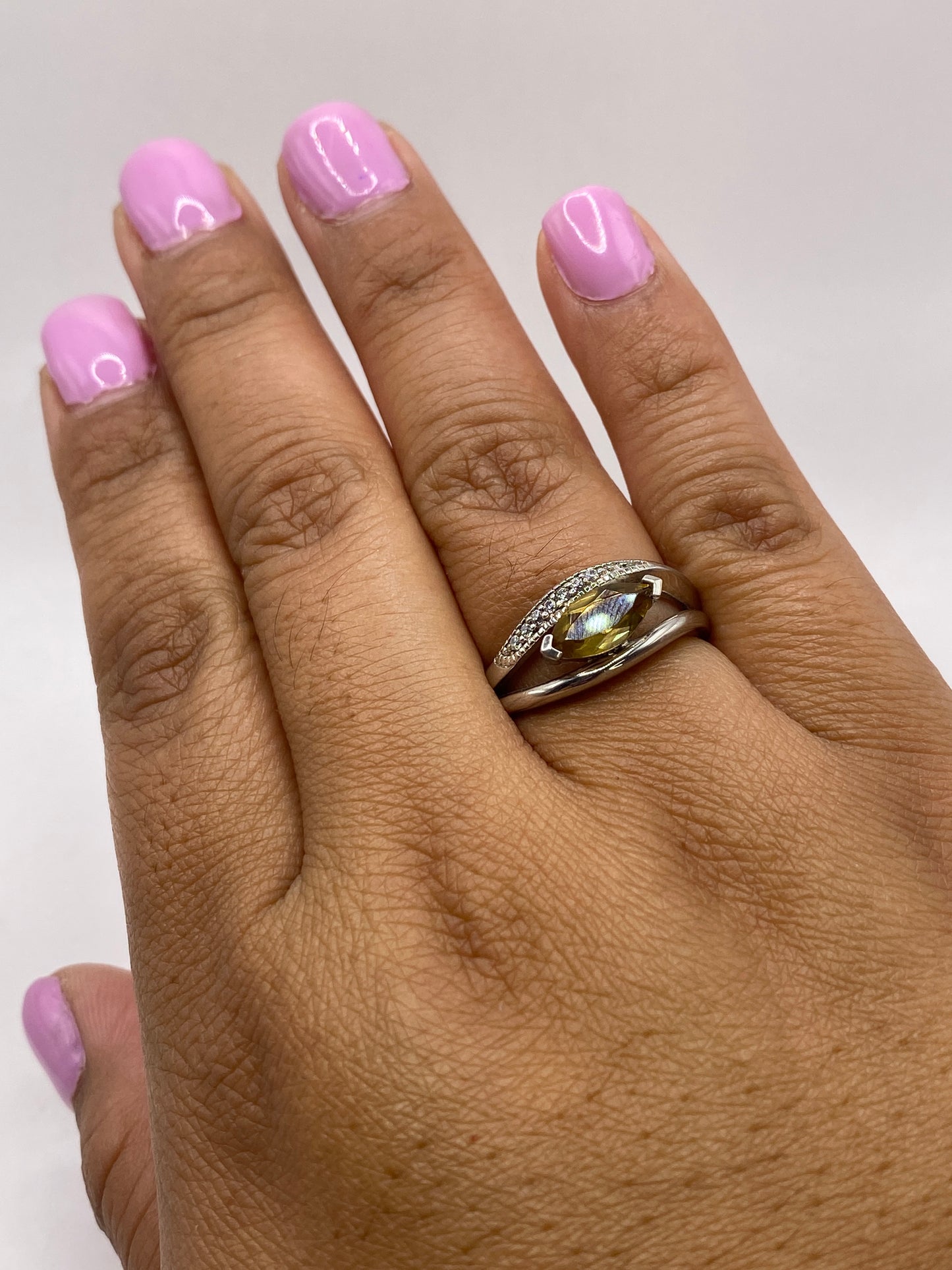 Anillo solitario sobre fondo blanco mostrando el sello 925 de Taxco