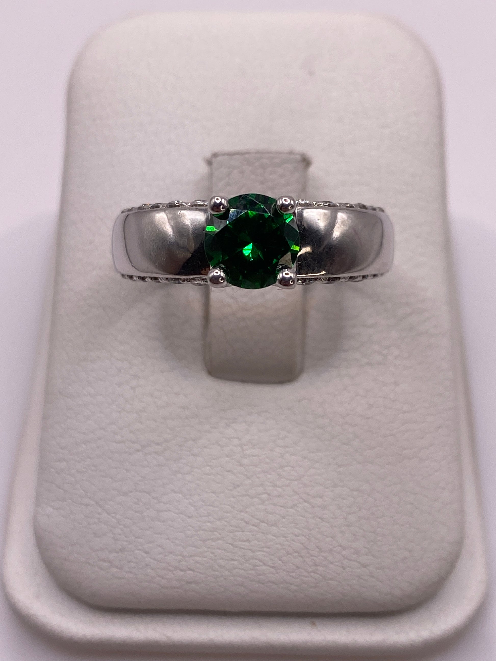 Anillo de plata solitario con circonia verde brillante en talla 7, vista frontal