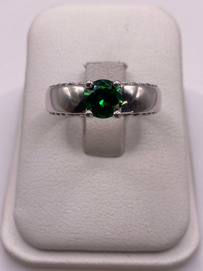 Anillo de plata solitario con circonia verde brillante en talla 7, vista frontal