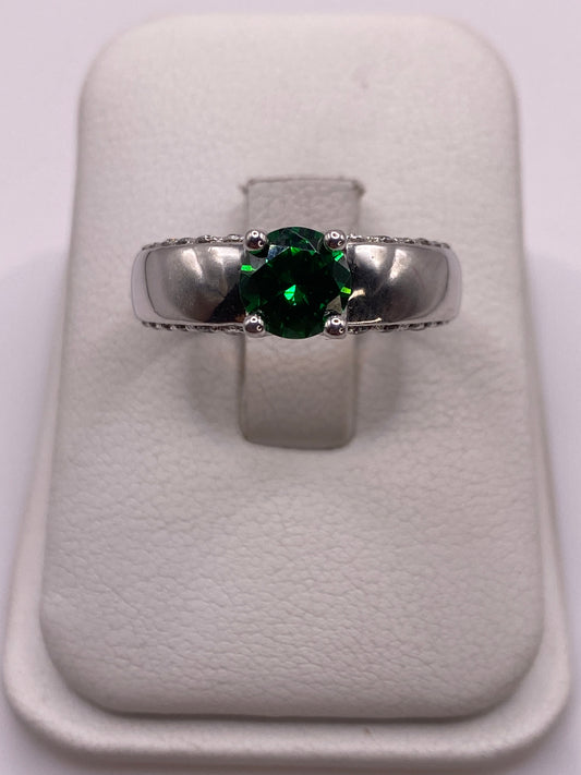 Anillo de plata solitario con circonia verde brillante en talla 7, vista frontal