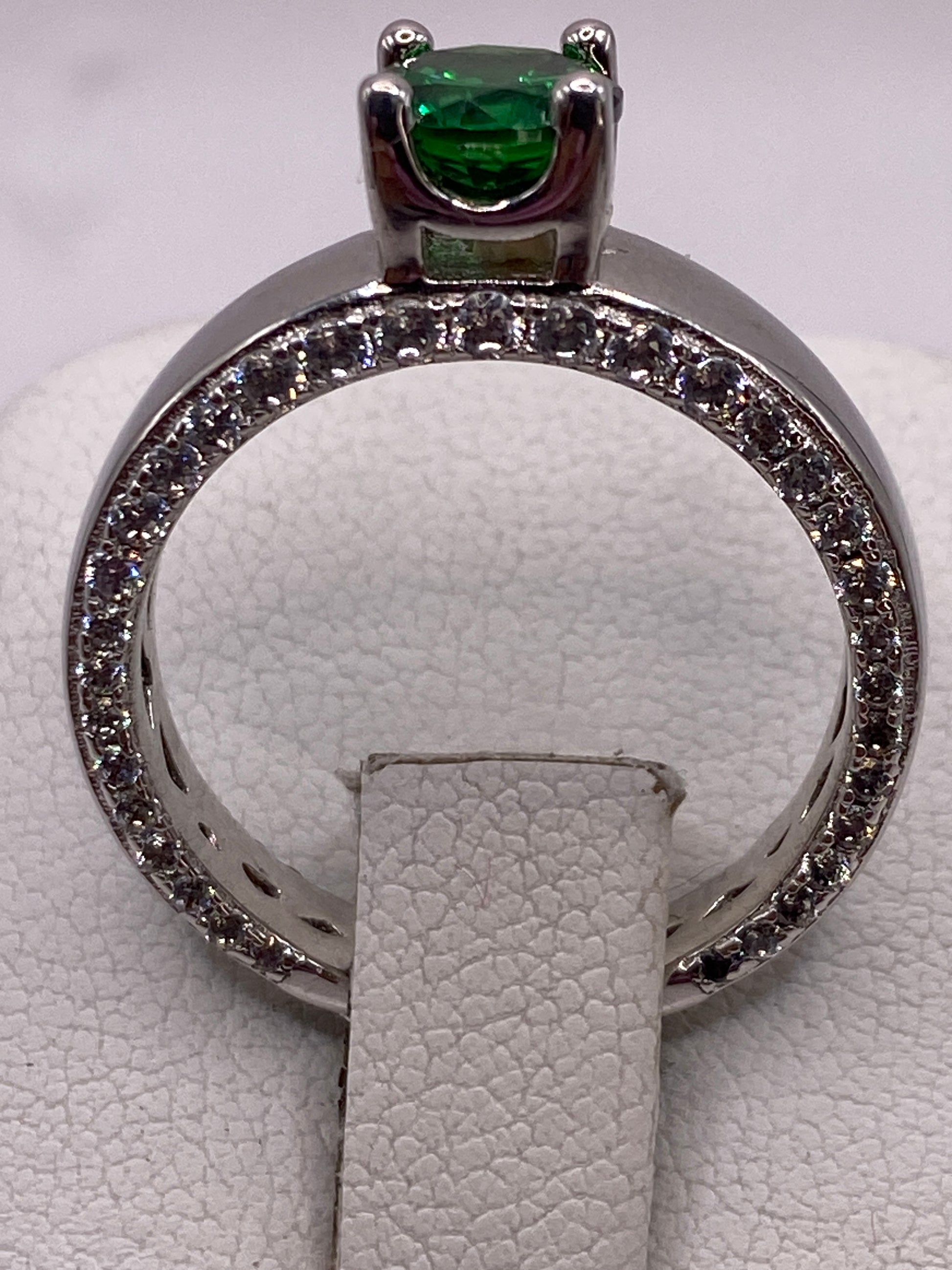 Detalle del engaste de circonia verde en plata .925 auténtica