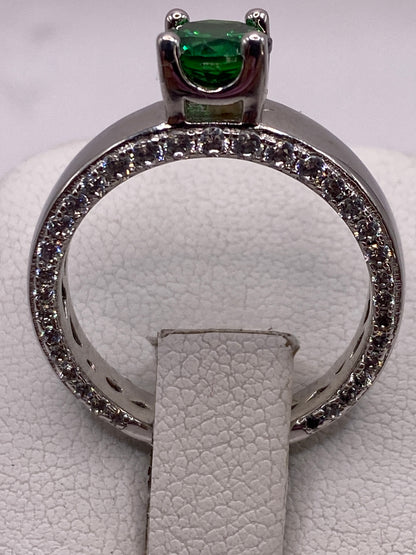Detalle del engaste de circonia verde en plata .925 auténtica