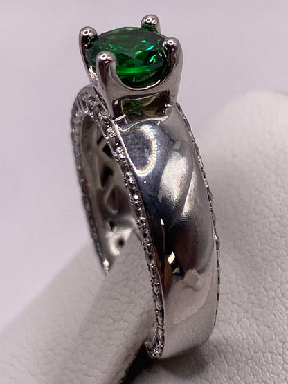 Anillo solitario sobre mano mostrando el brillo de la circonia verde