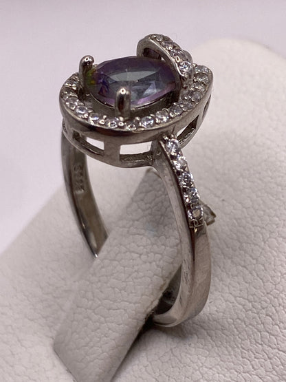 Detalle lateral del anillo de plata con sello .925 MEXICO y engaste de piedra a mano