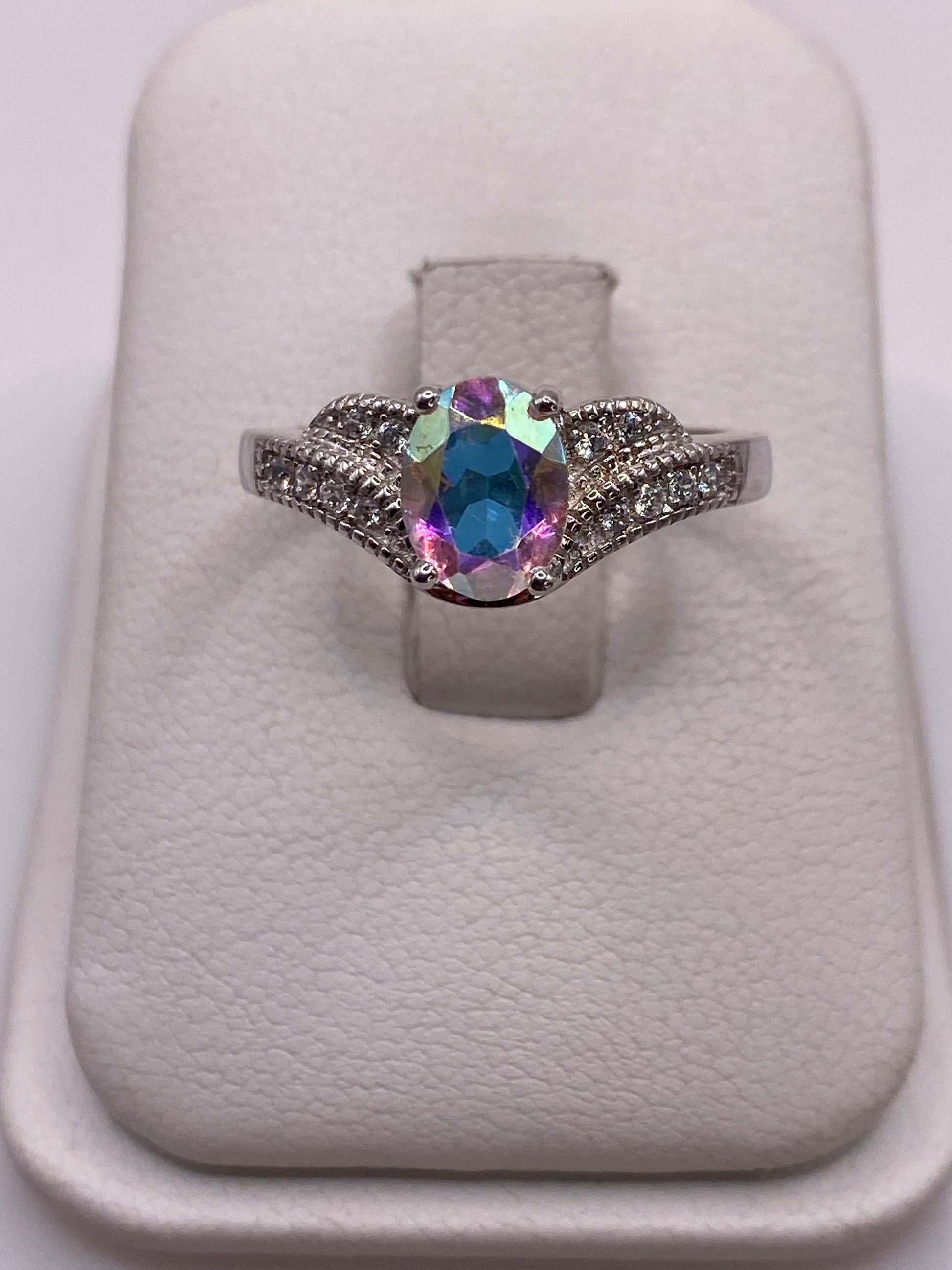 Anillo de plata solitario con circonia multicolor AB reflejando luz de arcoíris
