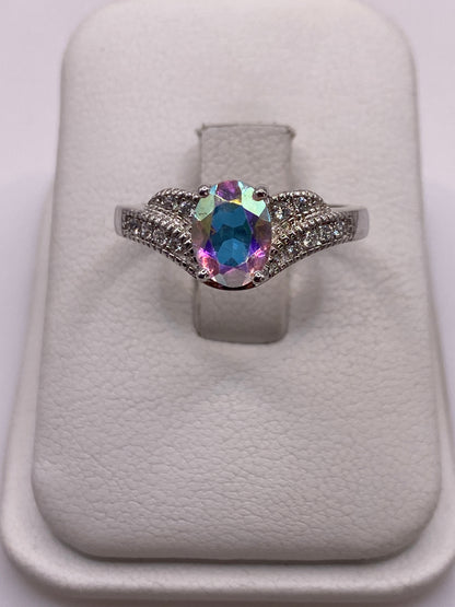 Anillo de plata solitario con circonia multicolor AB reflejando luz de arcoíris