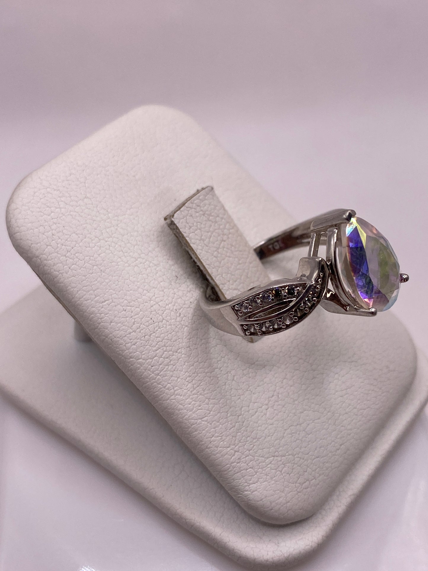 Detalle lateral del anillo mostrando el engaste de la circonia y las alas de plata .925