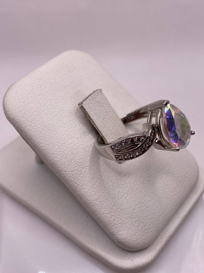 Detalle lateral del anillo mostrando el engaste de la circonia y las alas de plata .925