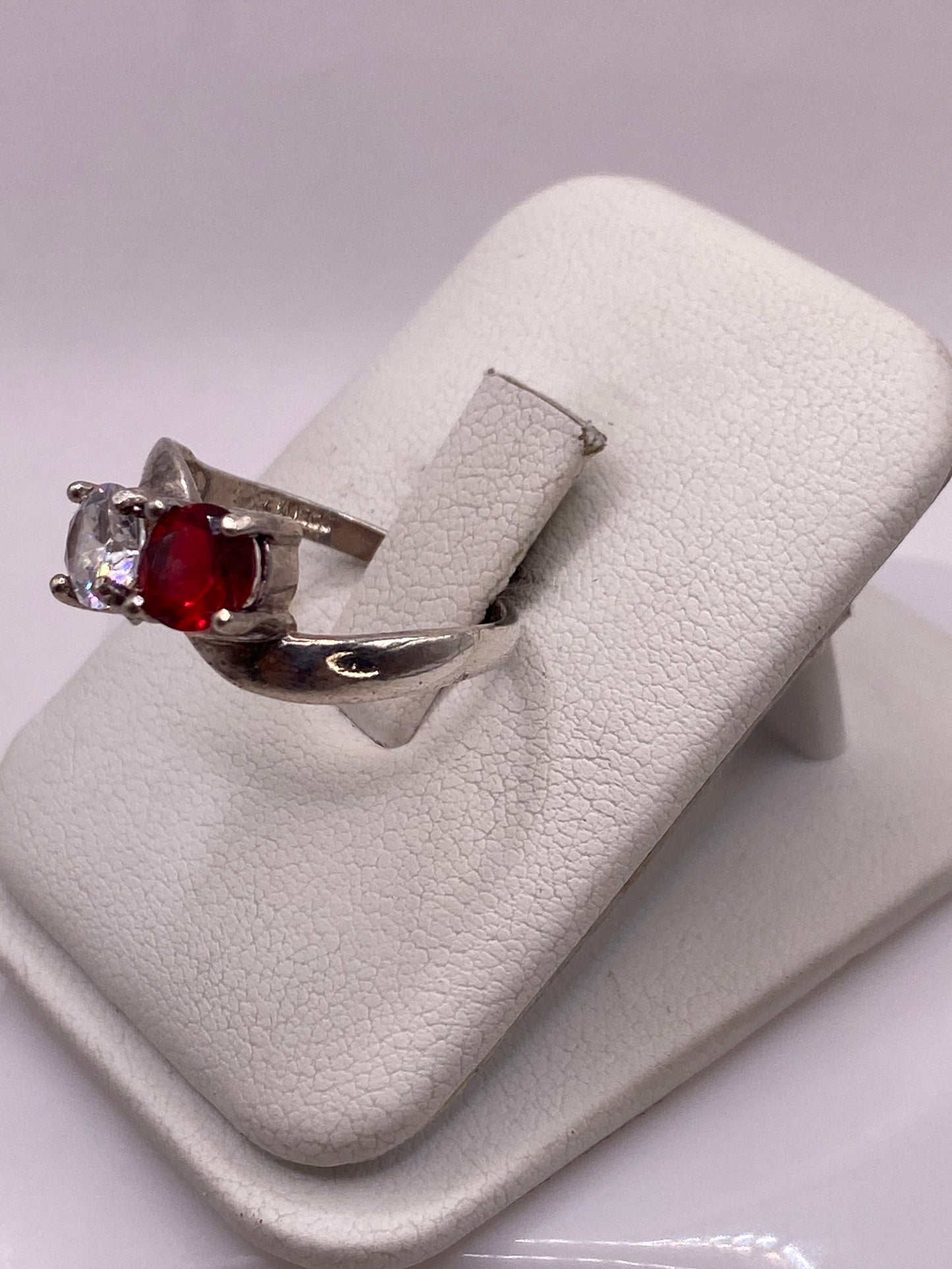 Vista frontal del anillo solitario con circonia roja engastada en plata .925