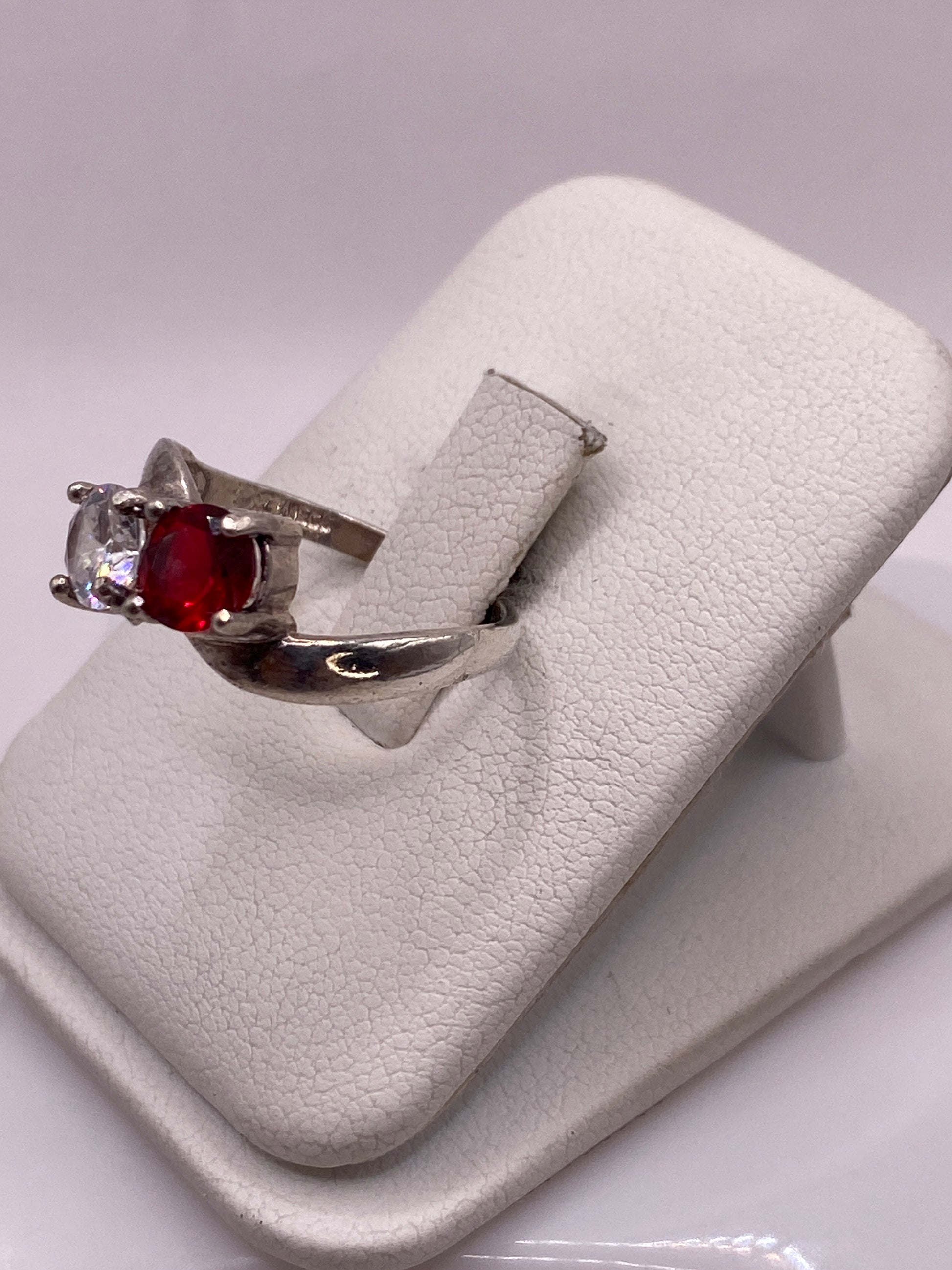 Vista frontal del anillo solitario con circonia roja engastada en plata .925