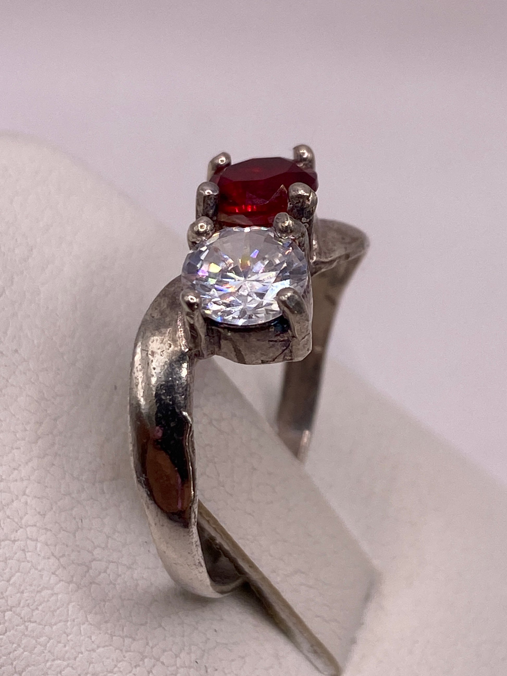 Detalle lateral del anillo mostrando el engaste a mano de las dos circonias