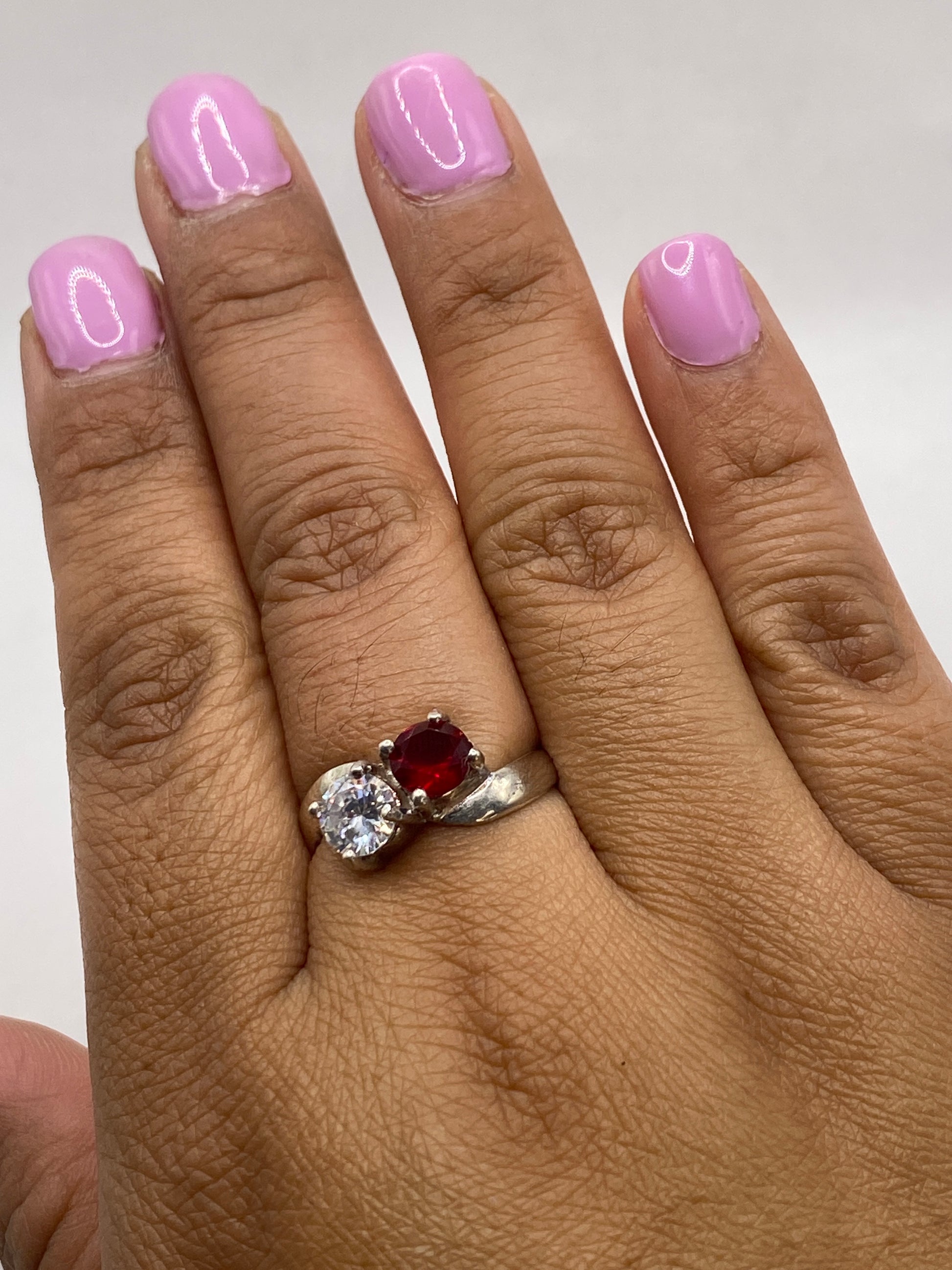 Anillo de plata sobre fondo azul mostrando el sello 925 MEXICO en la banda