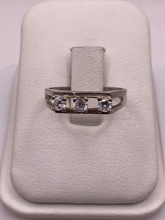 Anillo de plata solitario con circonia blanca en la mano de una mujer