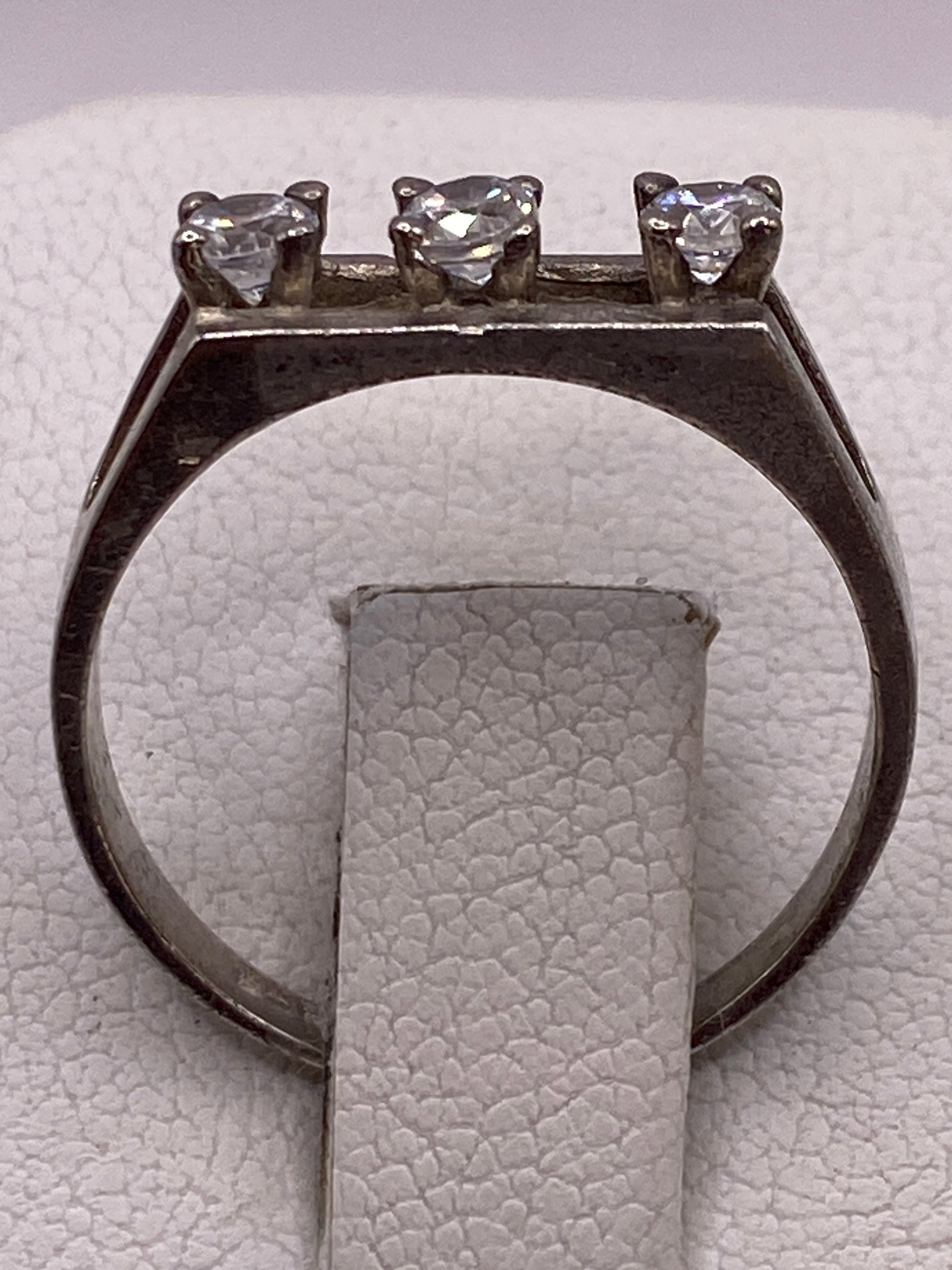 Vista detallada del anillo minimalista mostrando el engaste de la circonia en plata .925