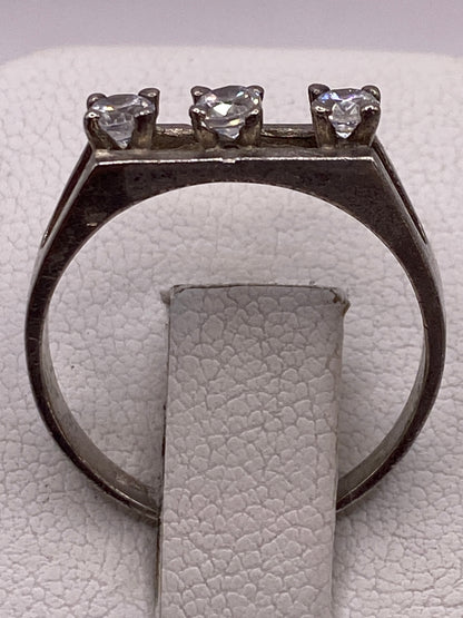 Vista detallada del anillo minimalista mostrando el engaste de la circonia en plata .925