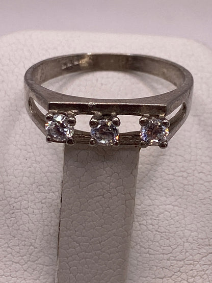 Anillo solitario de banda abierta fotografiado de frente en estuche de presentación