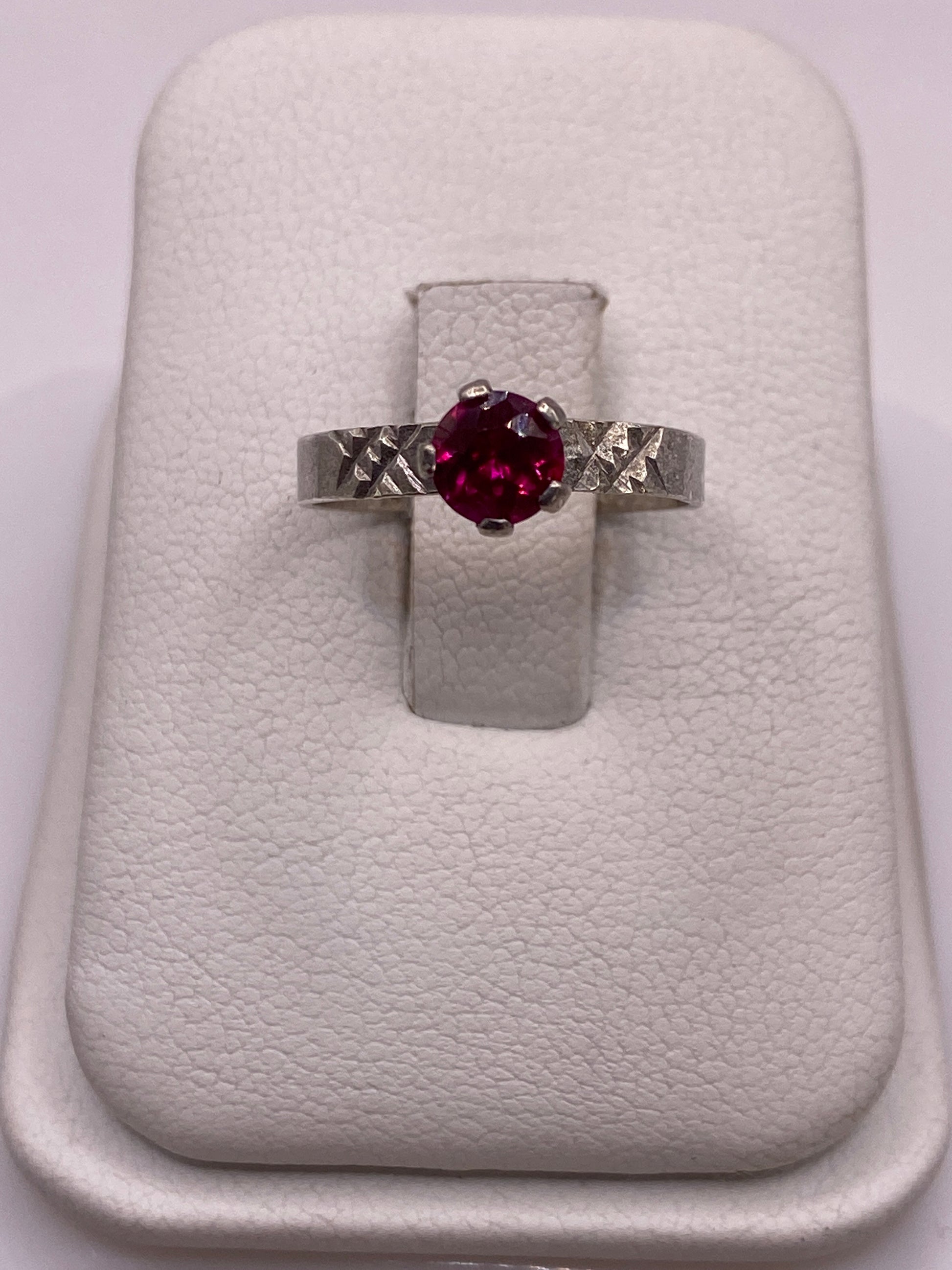 Anillo de plata solitario con circonia brillante en estuche blanco
