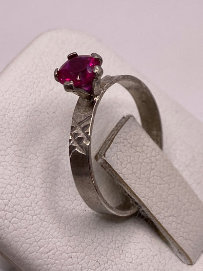 Detalle de la circonia brillante en el anillo de plata .925
