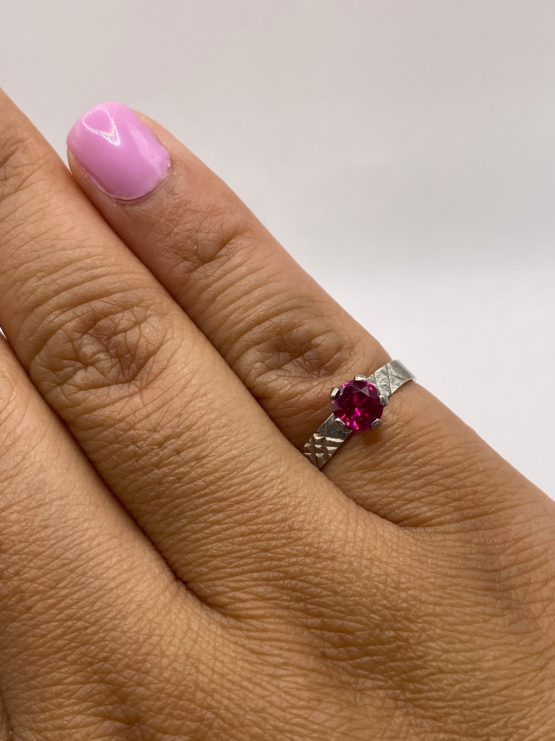 Anillo solitario en la mano mostrando brillo y claridad de la piedra