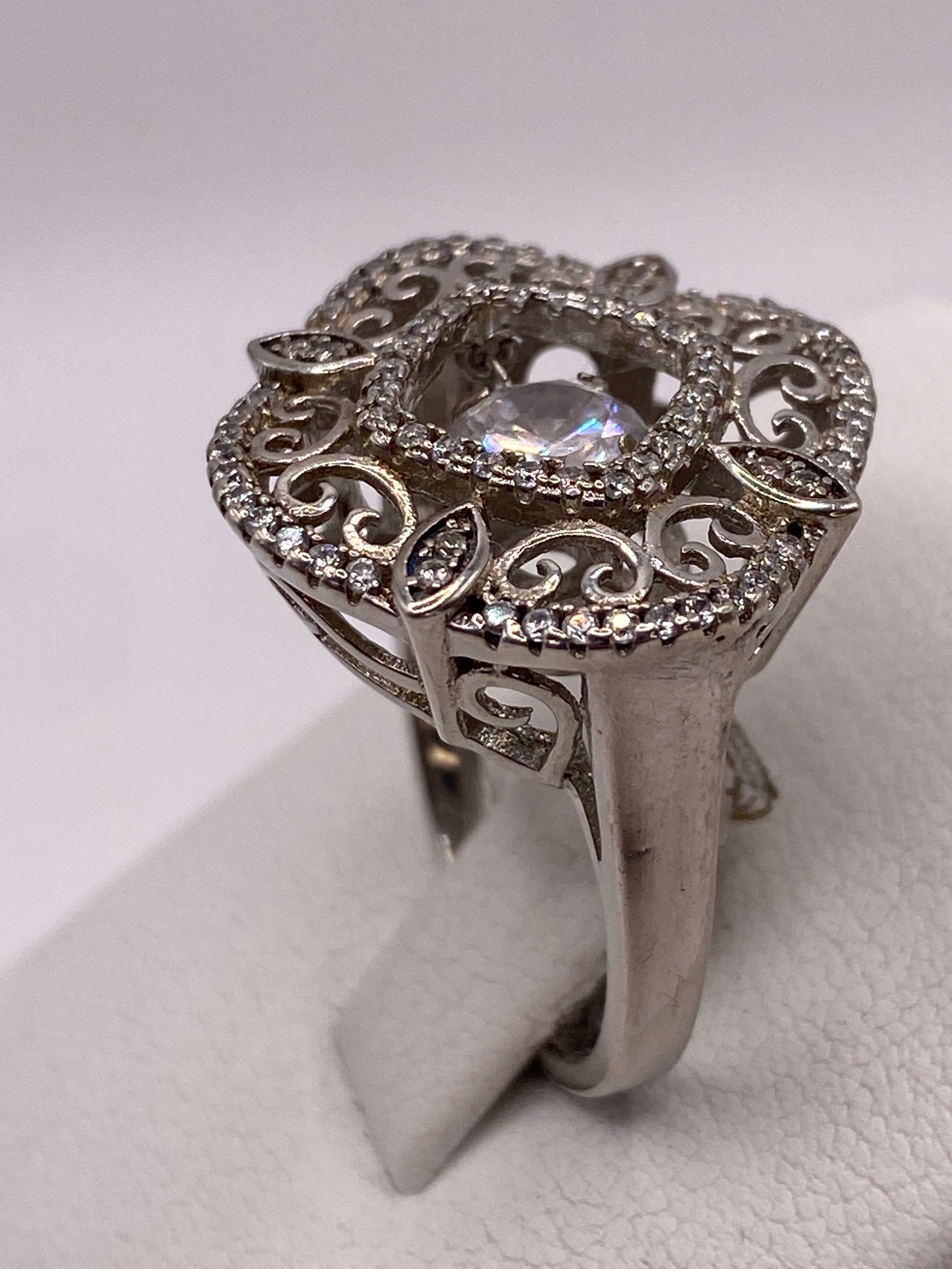 Detalle del engaste de circonia blanca en plata .925 con contraste pulido-oscurecido