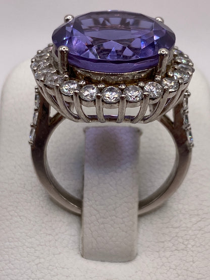 Anillo de plata solitario con circonia morada ovalada, vista superior sobre fondo blanco