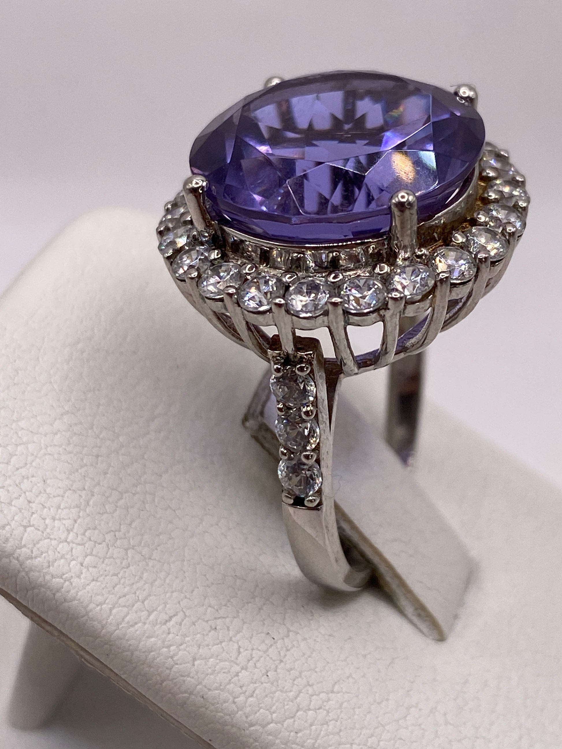 Anillo solitario morado en plata .925, vista lateral mostrando el perfil del engaste