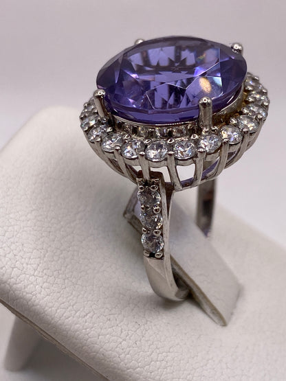 Anillo solitario morado en plata .925, vista lateral mostrando el perfil del engaste
