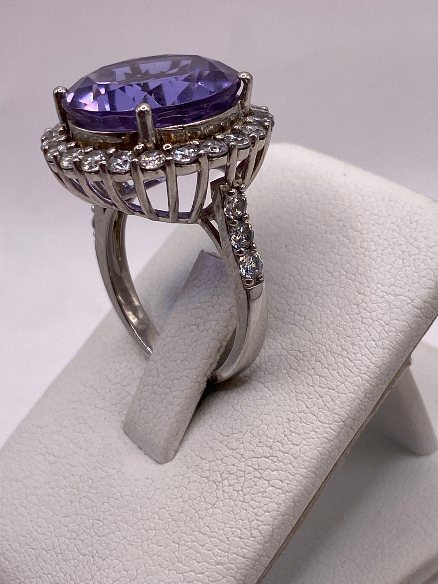 Detalle del engaste de circonia morada en plata de Taxco con garras reforzadas