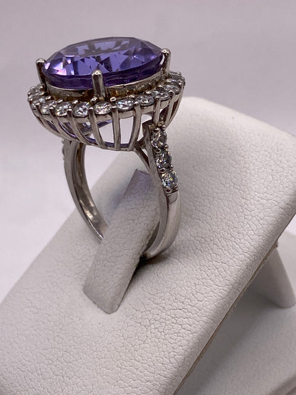 Detalle del engaste de circonia morada en plata de Taxco con garras reforzadas