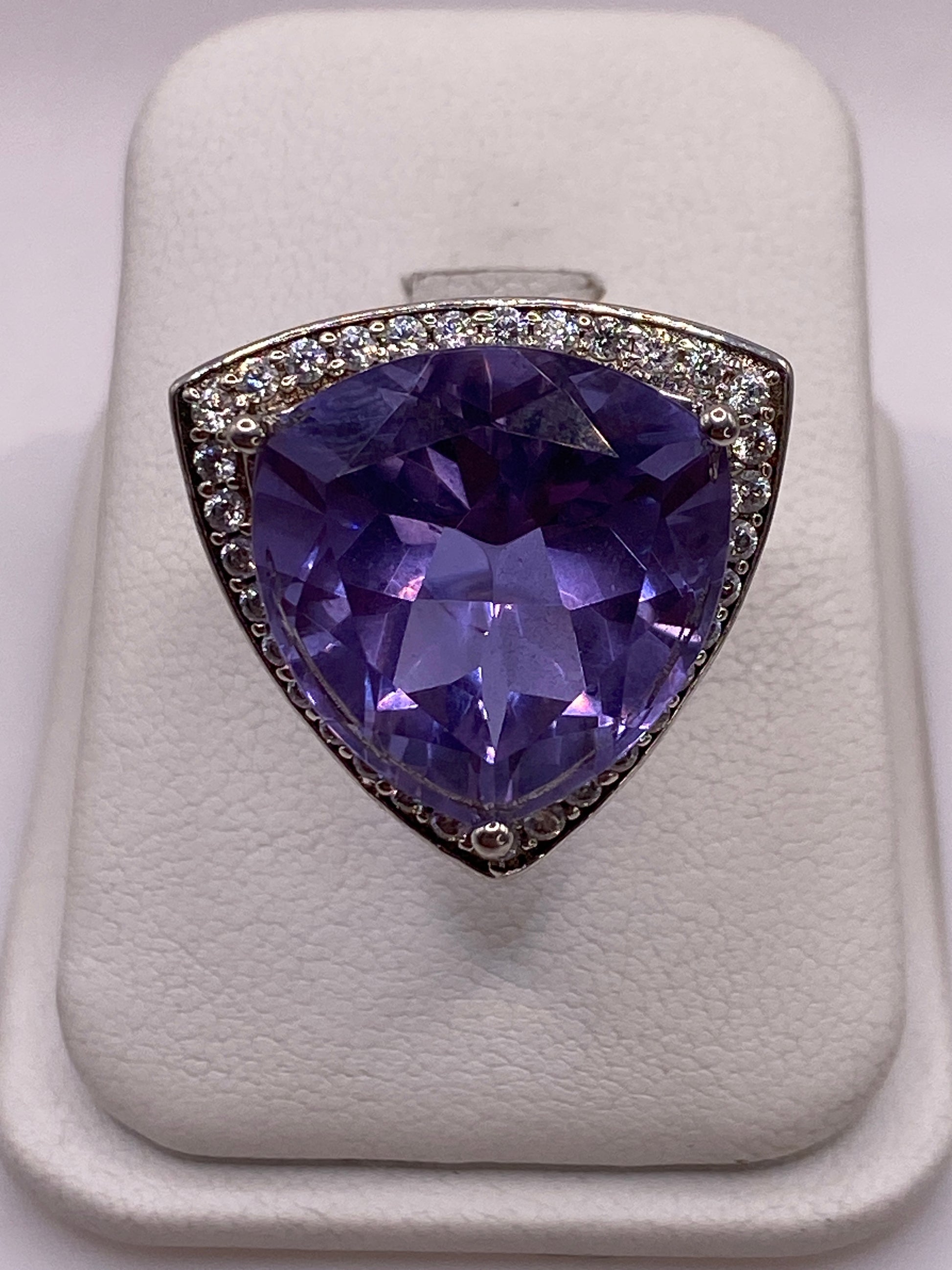 Anillo solitario de plata con circonia morada facetada y halo de circonias blancas