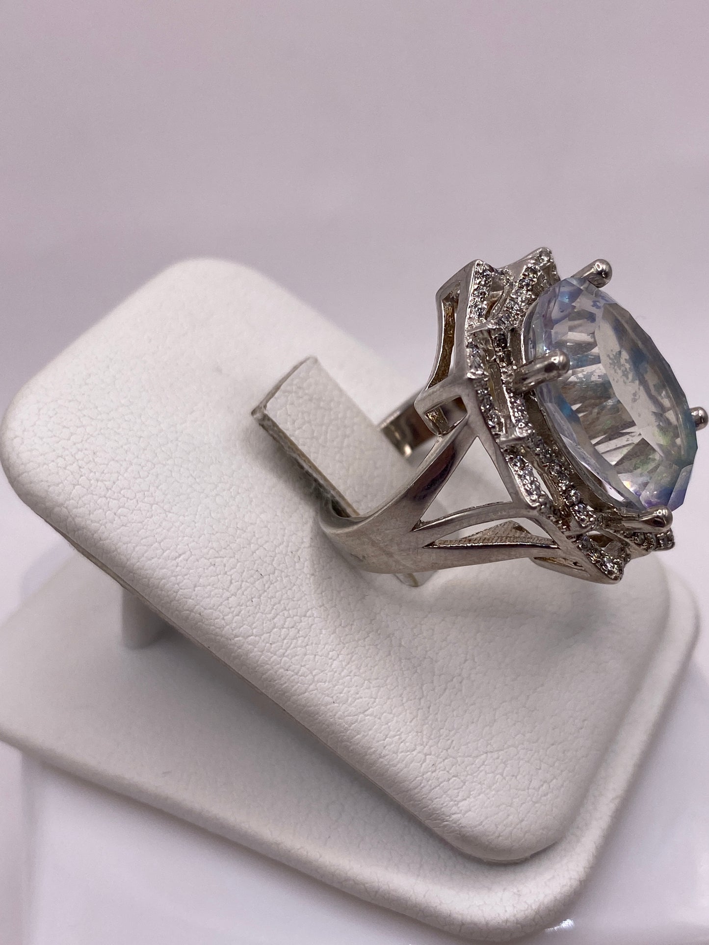 Detalle del engaste perlado y la circonia oval en anillo de plata .925
