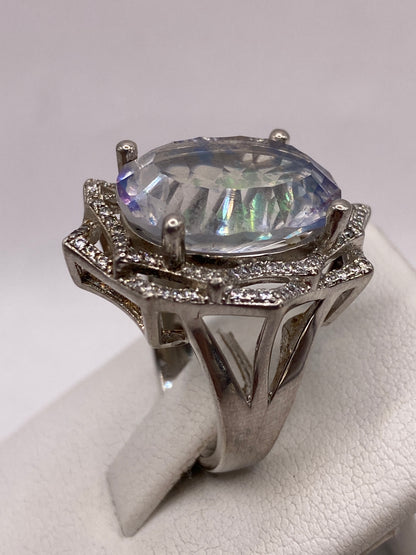 Anillo solitario de plata en dedo, mostrando brillo y presencia de la piedra